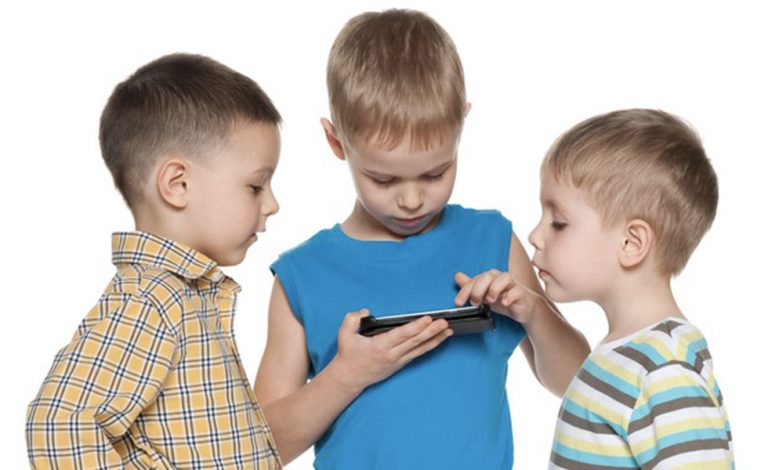 Los niños han perdido el sentido de una verdadera infancia atrapados en el smartphone