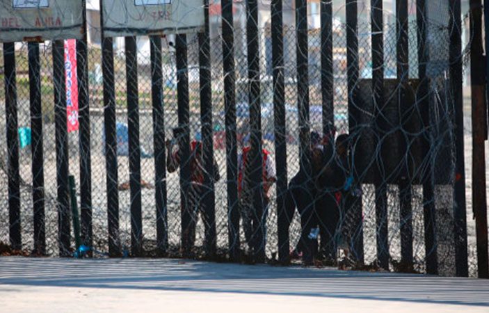 Personas que regresan a México al ser deportados
