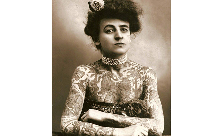 Maud es considerada la primer mujer tatuadora. Amante de la tinta, plasmó su arte en ella misma.