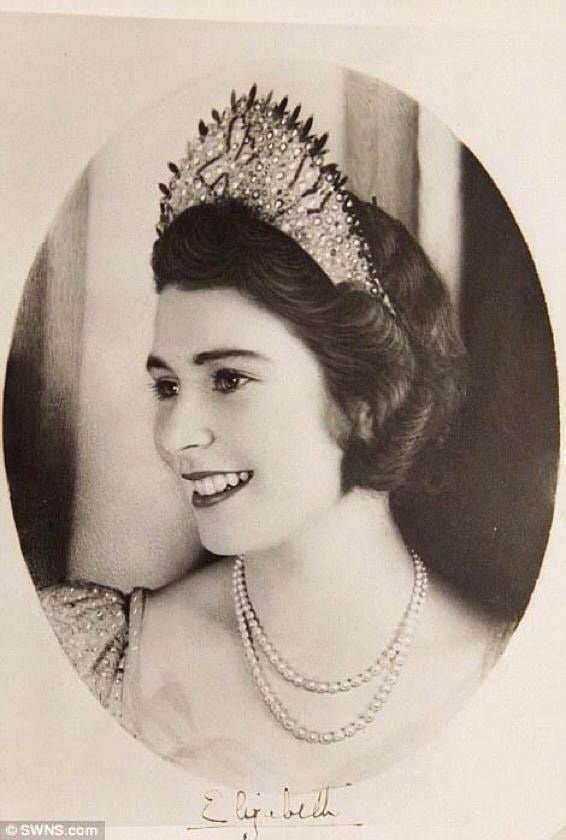 La reina Isabel II a sus 18 años de edad.
