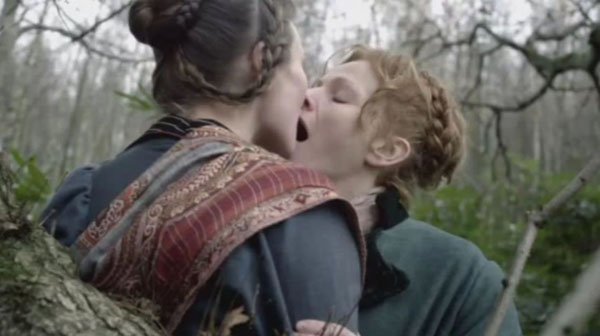 dos mujeres besándose en el bosque