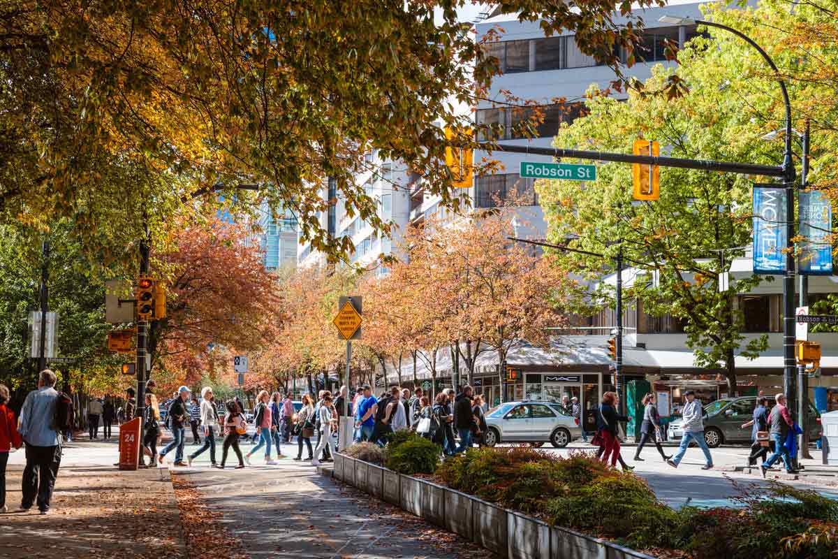 dest-canada-vancouver-robson-street-autumn-people