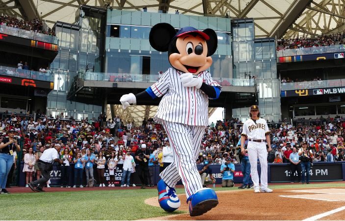 Mickey Mouse, invitado sorpresa en el cierre de MBL México City Series 2023 2