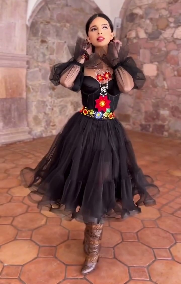 Ángela Aguilar luce con orgullo sus vestidos mexicanos 1