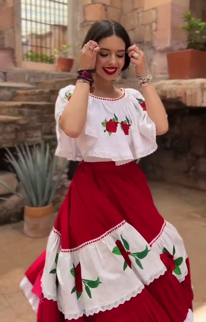 Ángela Aguilar luce con orgullo sus vestidos mexicanos 2