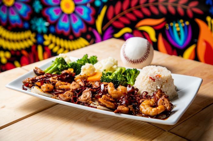 El Peladito: Beis, cheves y mariscos sinaloenses 0