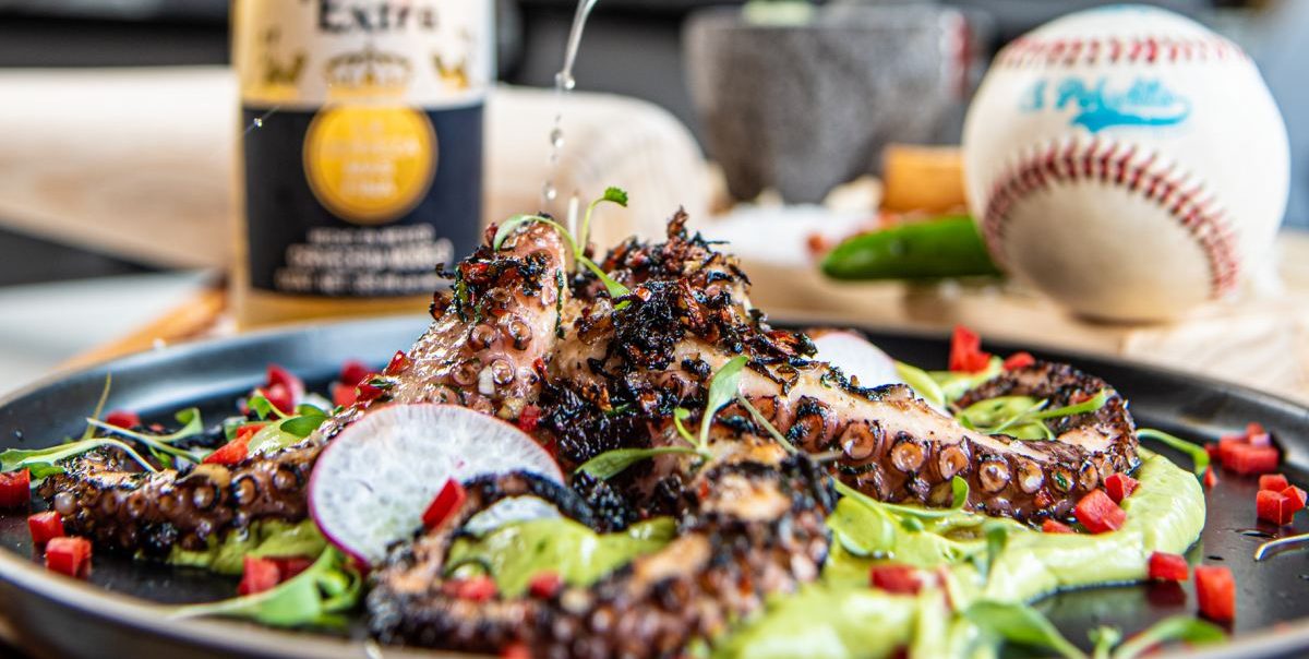 El Peladito: Beis, cheves y mariscos sinaloenses