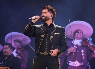Alejandro Fernández cautiva a un Estadio GNP con espectacular cierre de gira