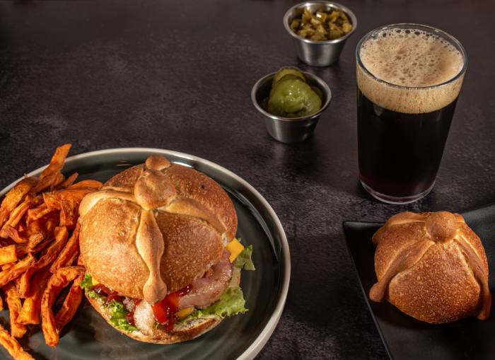 Burgers y chela artesanal para celebrar el Día de Muertos 2