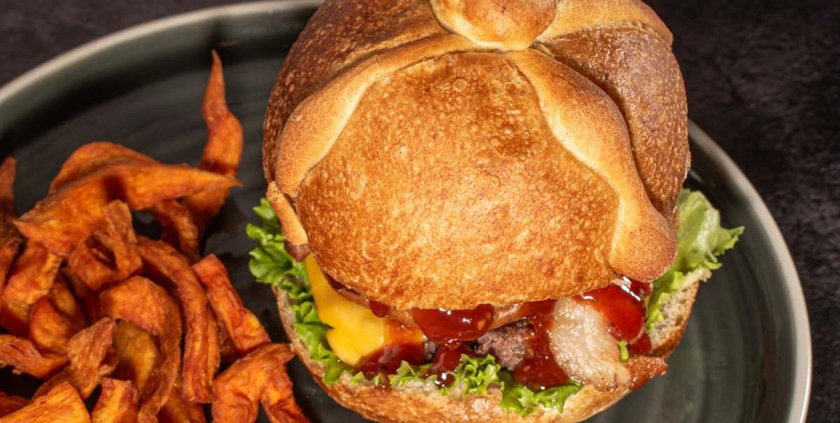 Burgers y chela artesanal para celebrar el Día de Muertos