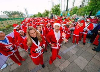 Santas, tenis y fiesta: así se vive The Santa Run 2025